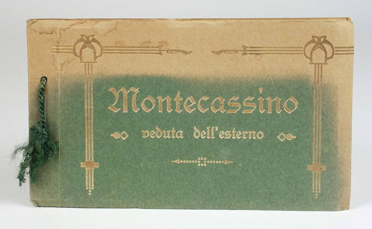 Et album med 18 sort/hvite postkort med eksteriørbilder fra Montecassino. Albumet er grønt, delvis falmet, med forgylt skrift og dekor på forsiden. Postkortene kan rives løs fra albumet. Kortene er adskilt med silkepapir. Et av kortene er revet løs.