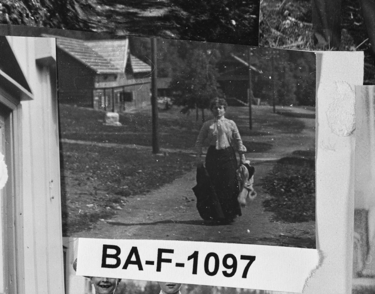 Diverse fotografi innrammet med eikeramme. Den er dekorert med metallriller.