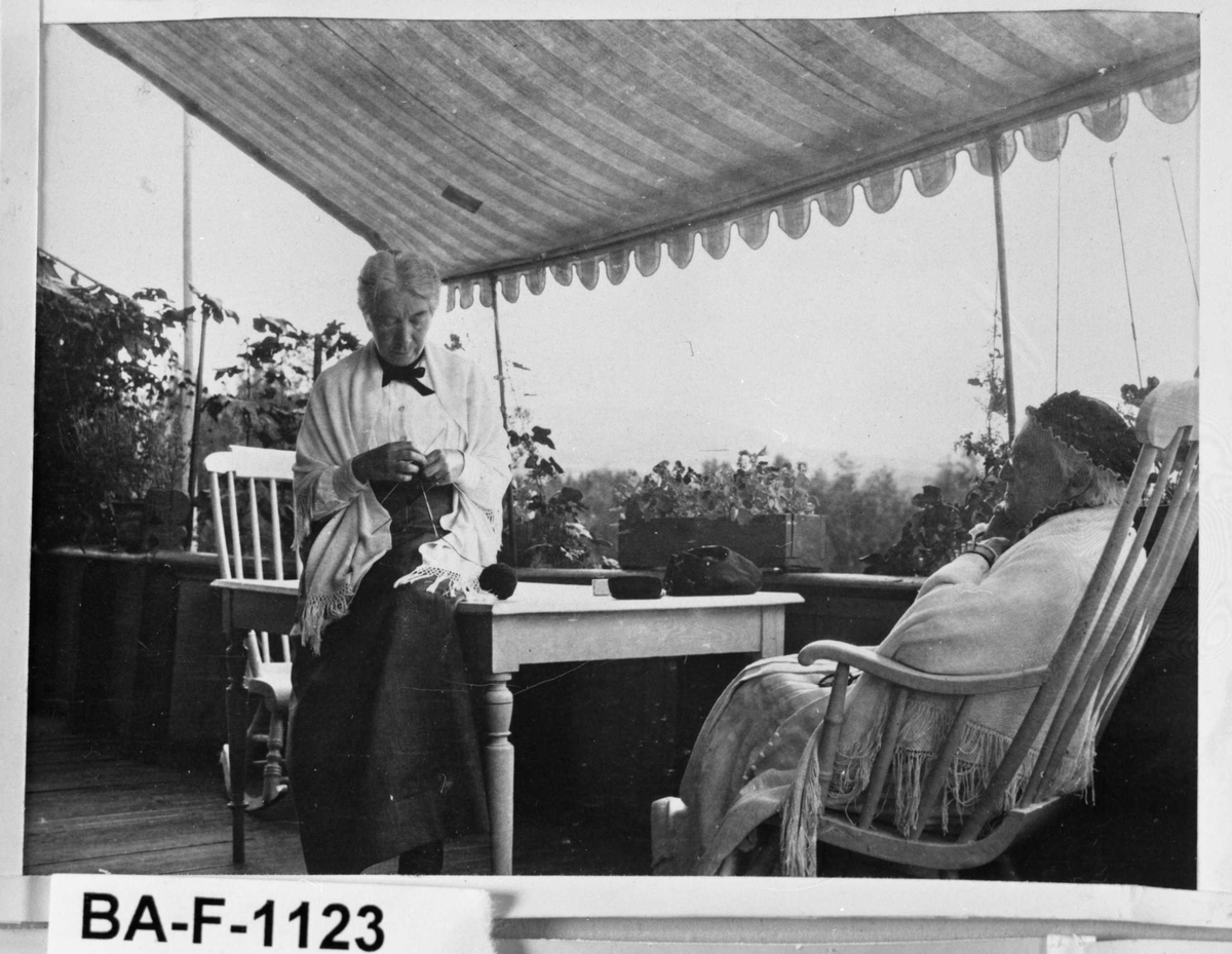 Fotomontasje i svart/hvitt rammet inn med glass og enkel trelist. Amatørbilder.