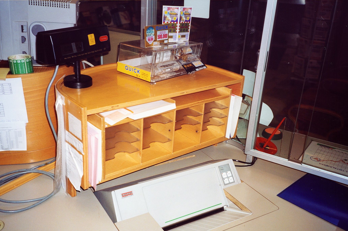 interiør, postkontor, 2000 Lillestrøm, skrankeskap, skrankemaskin, boks med Quicklodd