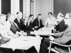 postskolen, 3 damer, 7 menn, kaffeservering, interiør