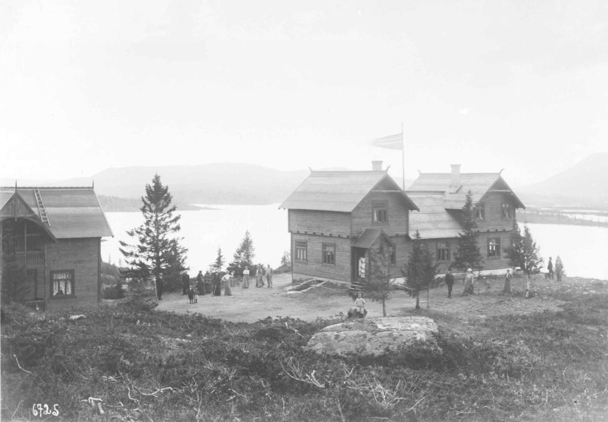 Nord-Fron 26.07.1902. Feforkampen's sanatorium mod syd. Bygninger, vann, trær, personer.