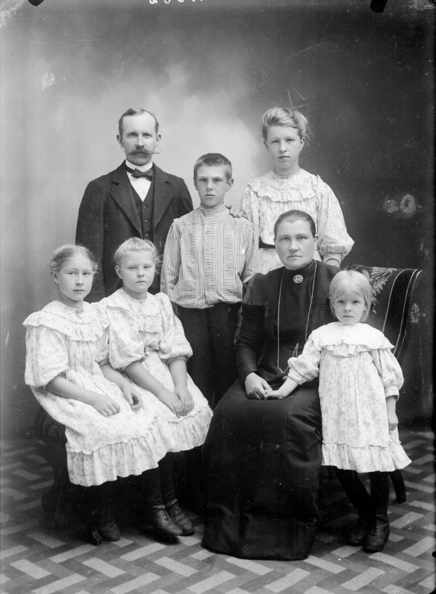 27.07.1908. Baker Berg med fam. Gruppebilde, kvinne, mann, gutt, jenter.