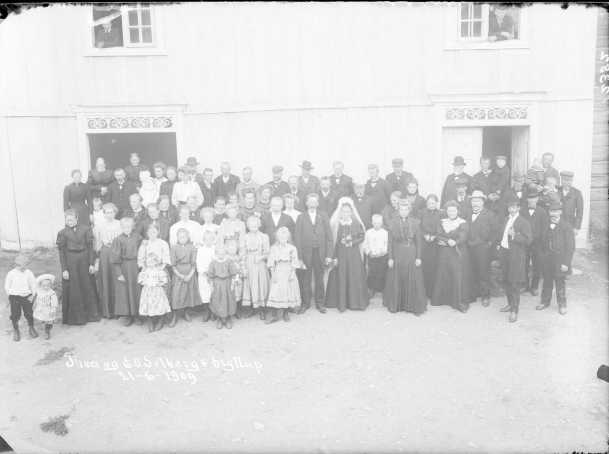 E. O. Solbergs bryllup 21.06.1909. Gruppebilde, brudepar, bryllupsgjester.