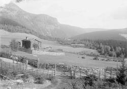 Kort : 30.08.1909. Ringebu. Utsikt over Høystadlien. Bolighu