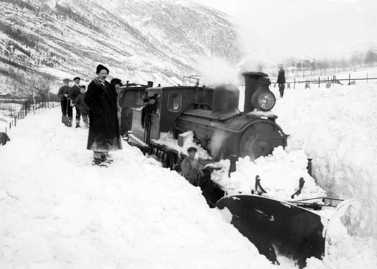 Kort: Ringebu 16/-1916 Toget I sneen i Vekakjoringen Konv: Toget i sneen i vikaskjoringen