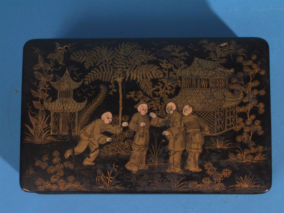 Kinesisk motiv/ Fire menn foran to paviljonger og løvtrær.