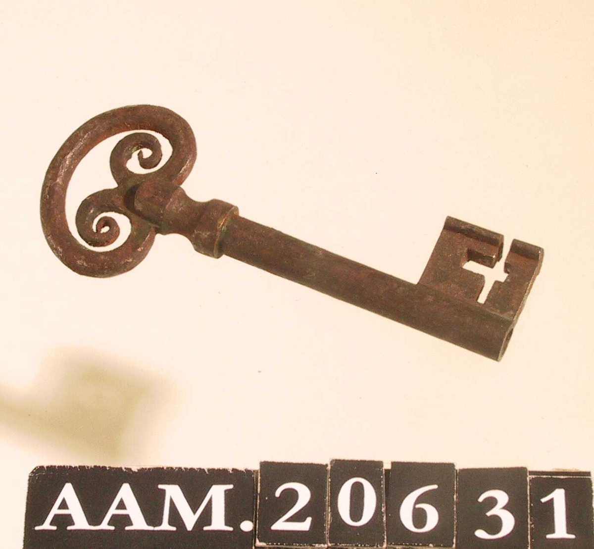Nøkkel fra Åmli gamle kirke. Jern.