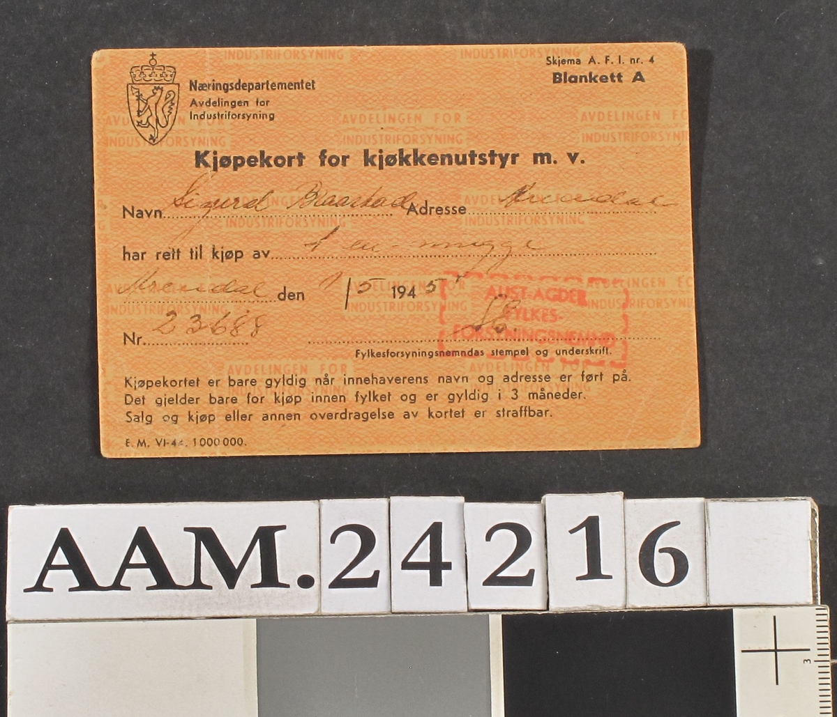 Kjøpekort for kjøkkenutstyr, 1945 Småmønstret papir med overskrift som over. Føyd til med blekk:  Sigurd Braastad , Arendal , har rett til kjøp av 1 en mugge. Arendal 1/5 1945. Nr. 23688. På baksiden: regler "Ved salg av metall."