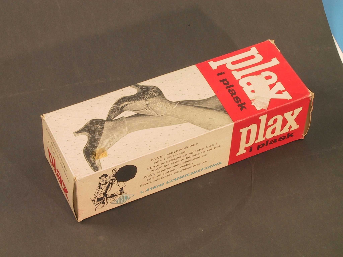 gjennomsiktige kalosjer med høy hæl, hempe foran, knott på siden  til å feste hempa i.   4 VIKING Made i Norway. Emballasje. Plax i plask.  Bilde. "Plax beskytter skoene selv i styrtregn, PLAX er  behagelig og lett å gå i. PLAX lar skoene komme til sin rett.  PLAX leveres med plastpose og kan lett puttes i vesken. PLAX  fabrikeres og garanteres av VIKING A/S Askim gummivarefabrikk. Tilst. Ubrukte, i originalemballasje. 
