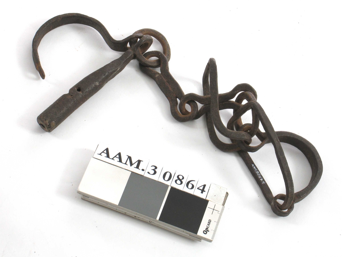 Slavelenke, 2 bøyler forbundet med lenke, nøkkelhull i den ene bøylen.
