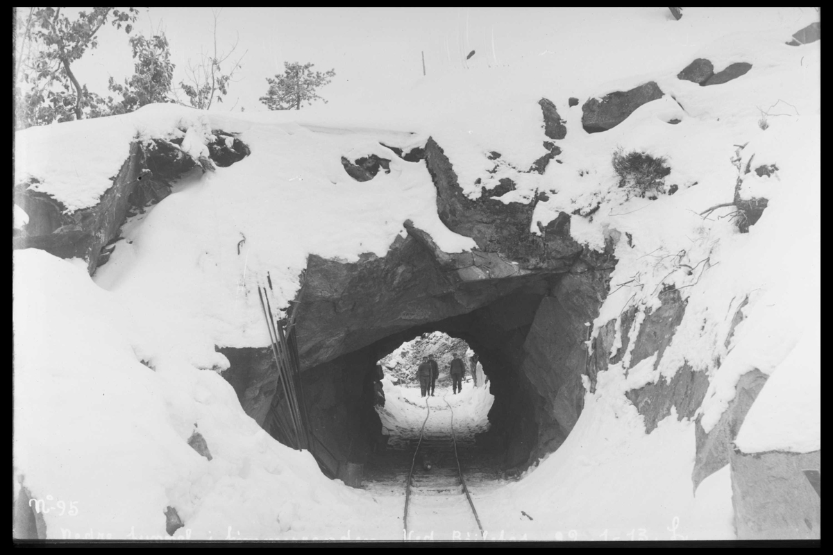 Arendal Fossekompani i begynnelsen av 1900-tallet
CD merket 0470, Bilde: 12
Sted: Bøylefoss
Beskrivelse: Den nedre tunnelen i tømmerrenna