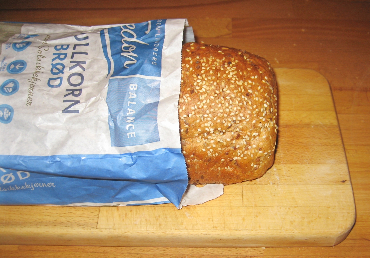 Motivet på brødposen er et brød som er skåret opp i to halve. Det ene halve brødet er snudd slik at man ser konsistensen til en oppskåret skive ser ut. Det andre halve brødet er snudd slik at man ser oversiden av brødet med frøstrø.