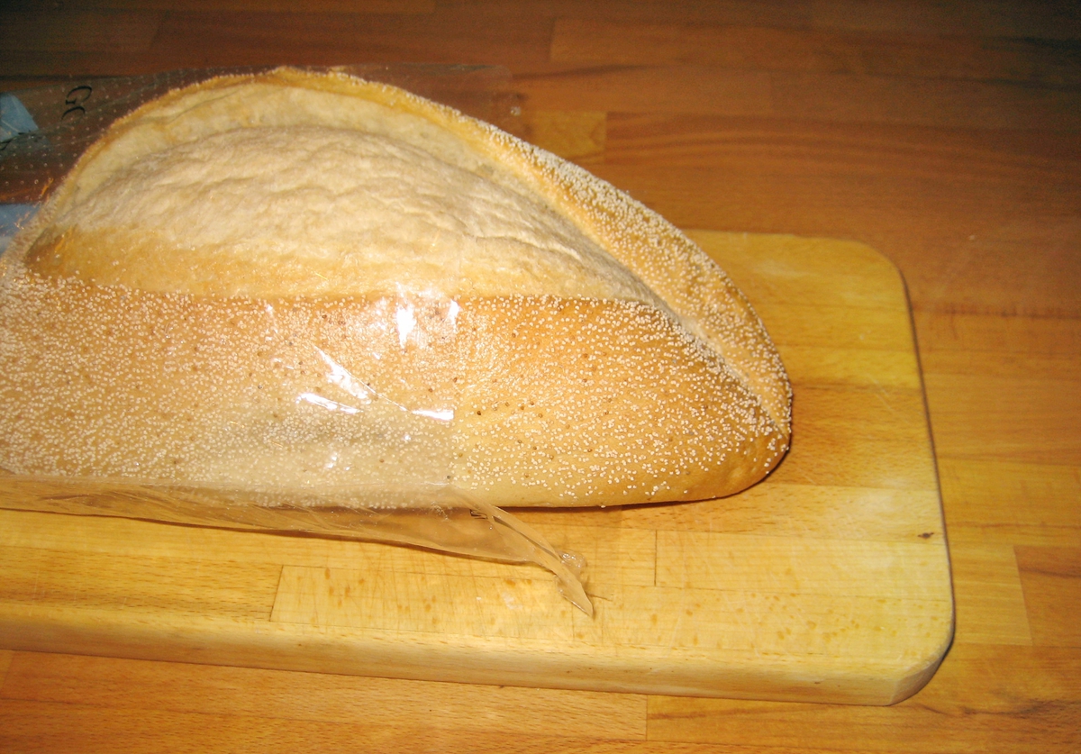 Det er to motiv i sort/hvit på posens forside. Første motiv: En baker kjører et brødstativ etter seg. På brødstativet er ligger brød satt til heving. Andre motiv: En baker tar opp ingredienser som skal i brødene. Bak på posen er et norsk flagg.