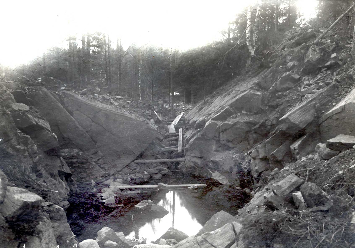 "04/11-1912" Nitriden. Bygging av vannledningsgrøft.