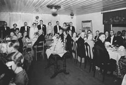 I storstua på Ambjørnrud. Bryllup.