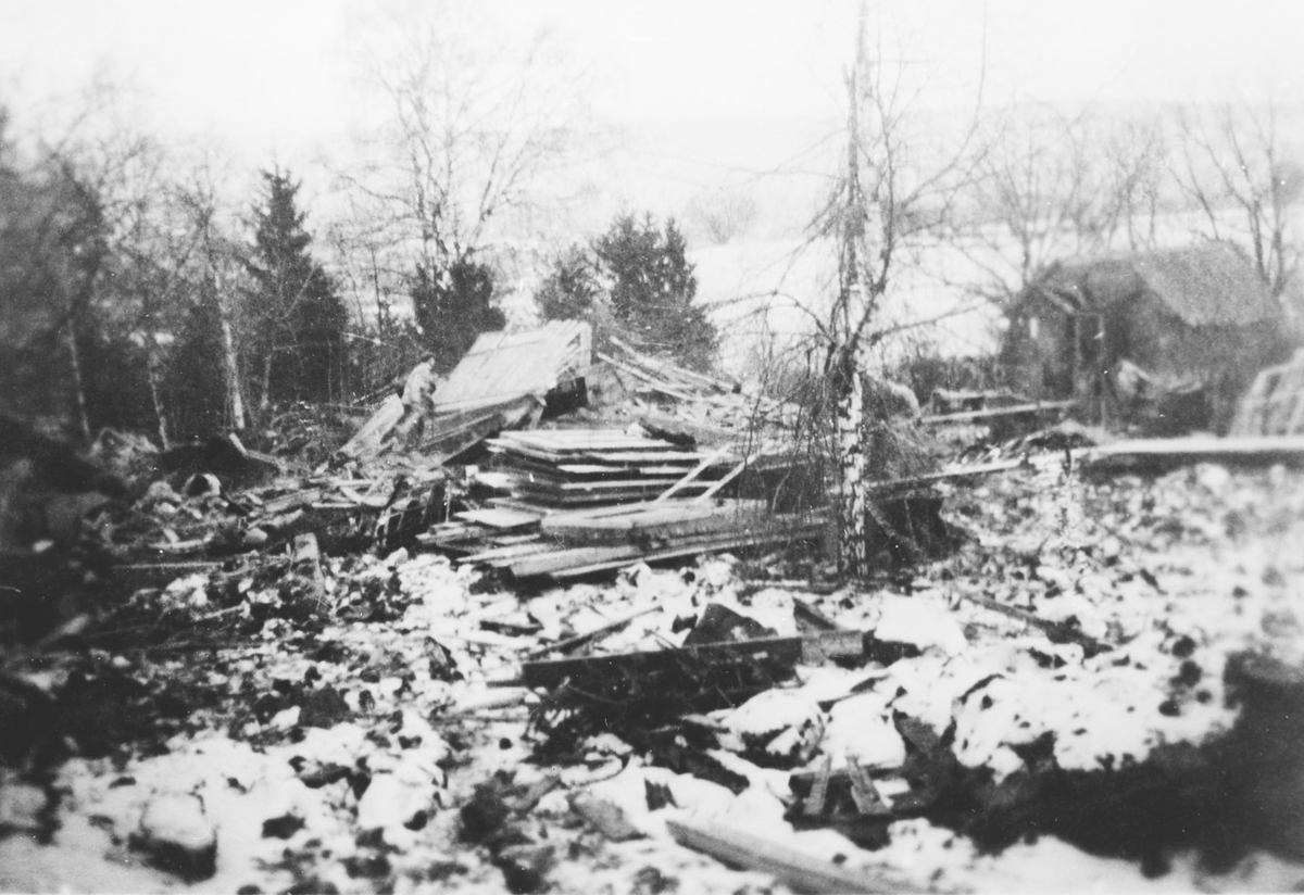 Hus i ruiner etter flyangrep under krigen.