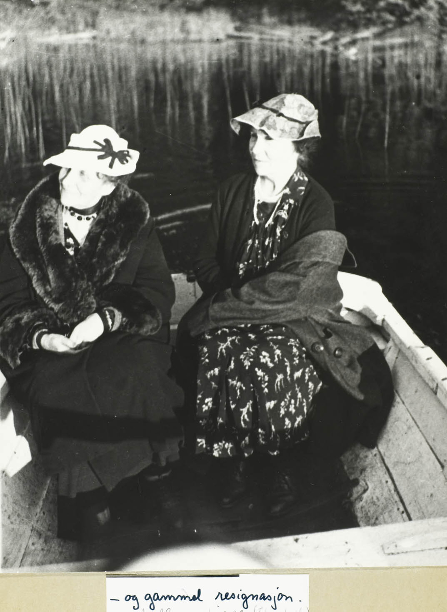 To damer sittende i båt