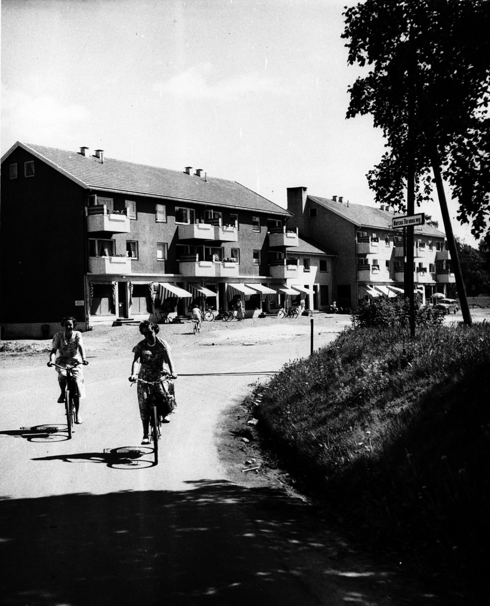 To kvinner sykler utenfor Fjellhamarvn.56 i Fjellhamar sentrum.