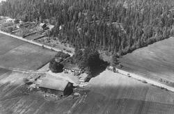 Flyfoto av Sørli øvre gård.  Gamleveien går bak gården.