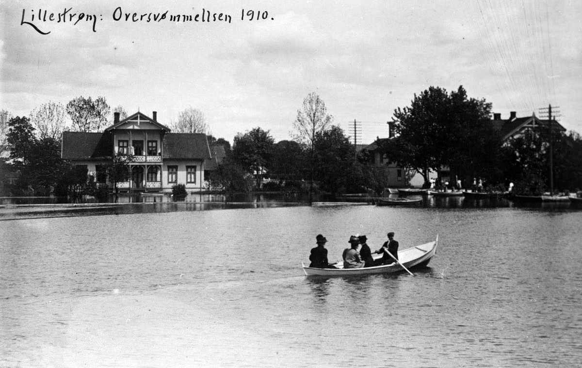 Lillestrøm Oversvømmelsen 1910 Flom. Fire personer i en robåt, med en sveitserstil villa i bakgrunnen. Brogata 2 til venstre i bildet.