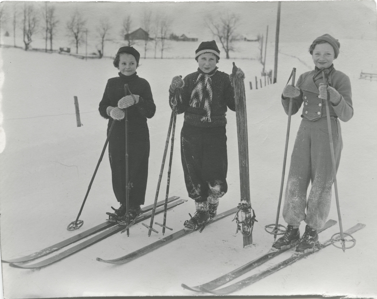 Tre barn på ski. Liv, skolevenninne og Åse.