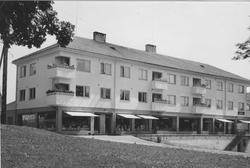 Bygning. Haslum. Forretninger i 1. etasje.