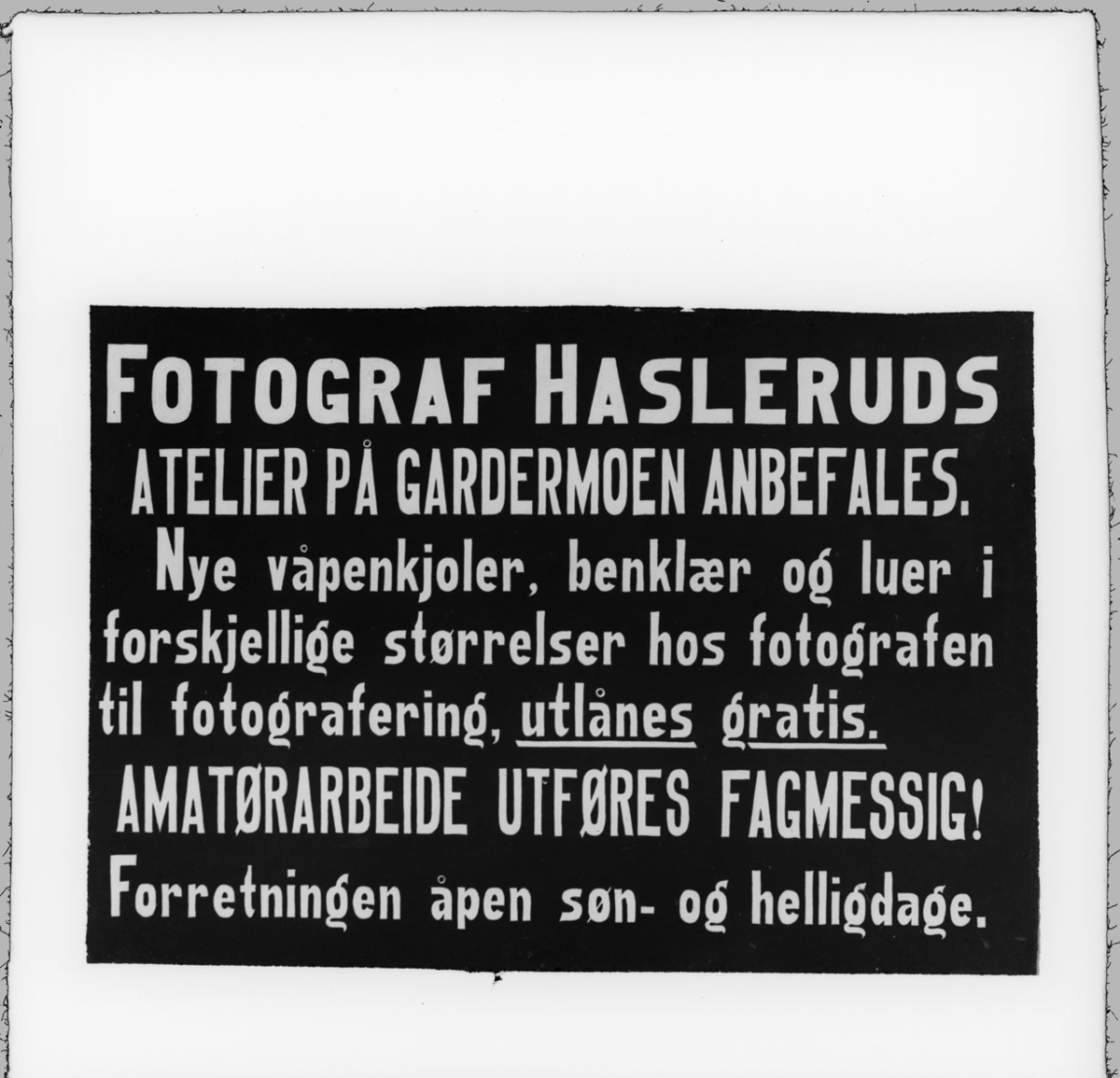 Reklameplate for fotograf Haslerud, som ble brukt på den militære kinoen.
