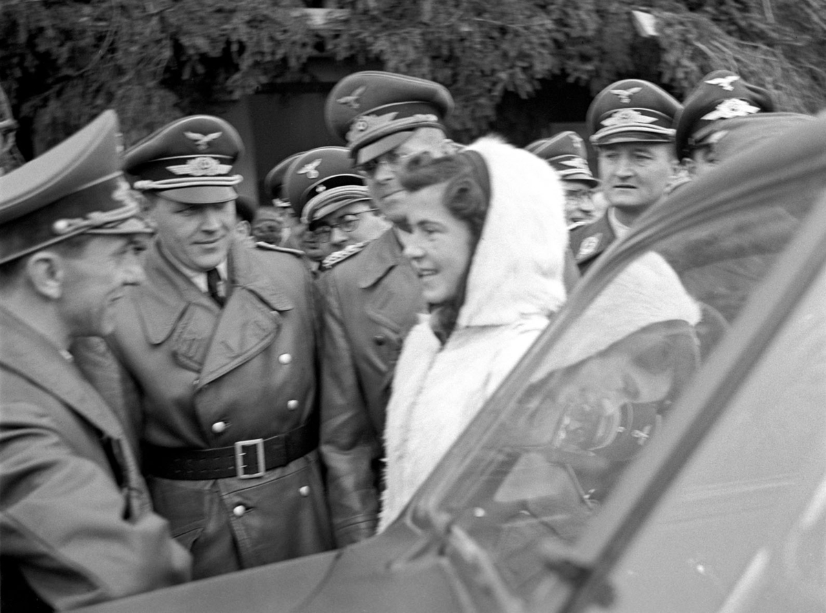 Goebbels på Gardermoen. En tilskuer som får hilse på Goebbels.