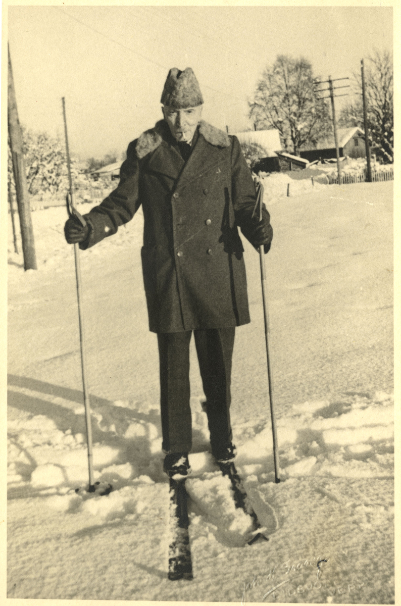Mann på skitur. Dr Axel Thoresen på sine eldre dager. Sigarett i munnen.
