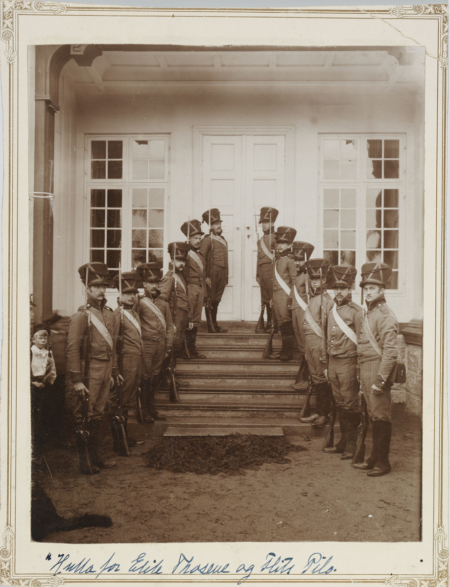 Oppstilling av uniformerte soldater på trapp, mulig Eidsvoll bygningen.