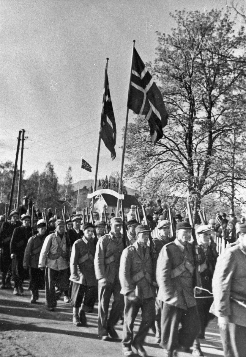 Parade ved Eidsvollbygningen sommeren 1945.