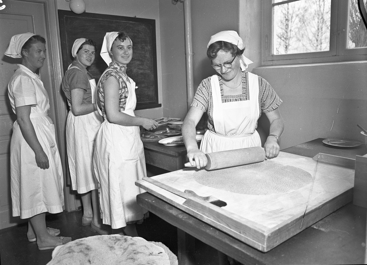 Baking av lefse eller flatbrød / Akershus Fylkes Husmorskolekurs, Sørumsand.