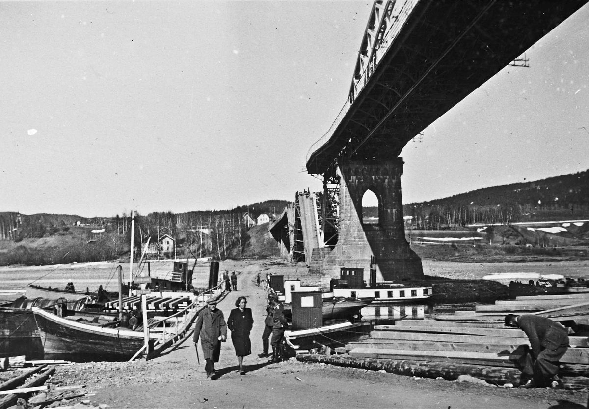 Minnebrua ble sprengt 12 april 1940 for å hindre tyskernes framrykking. Ny, provisorisk bru er anlagt av tyskerne.