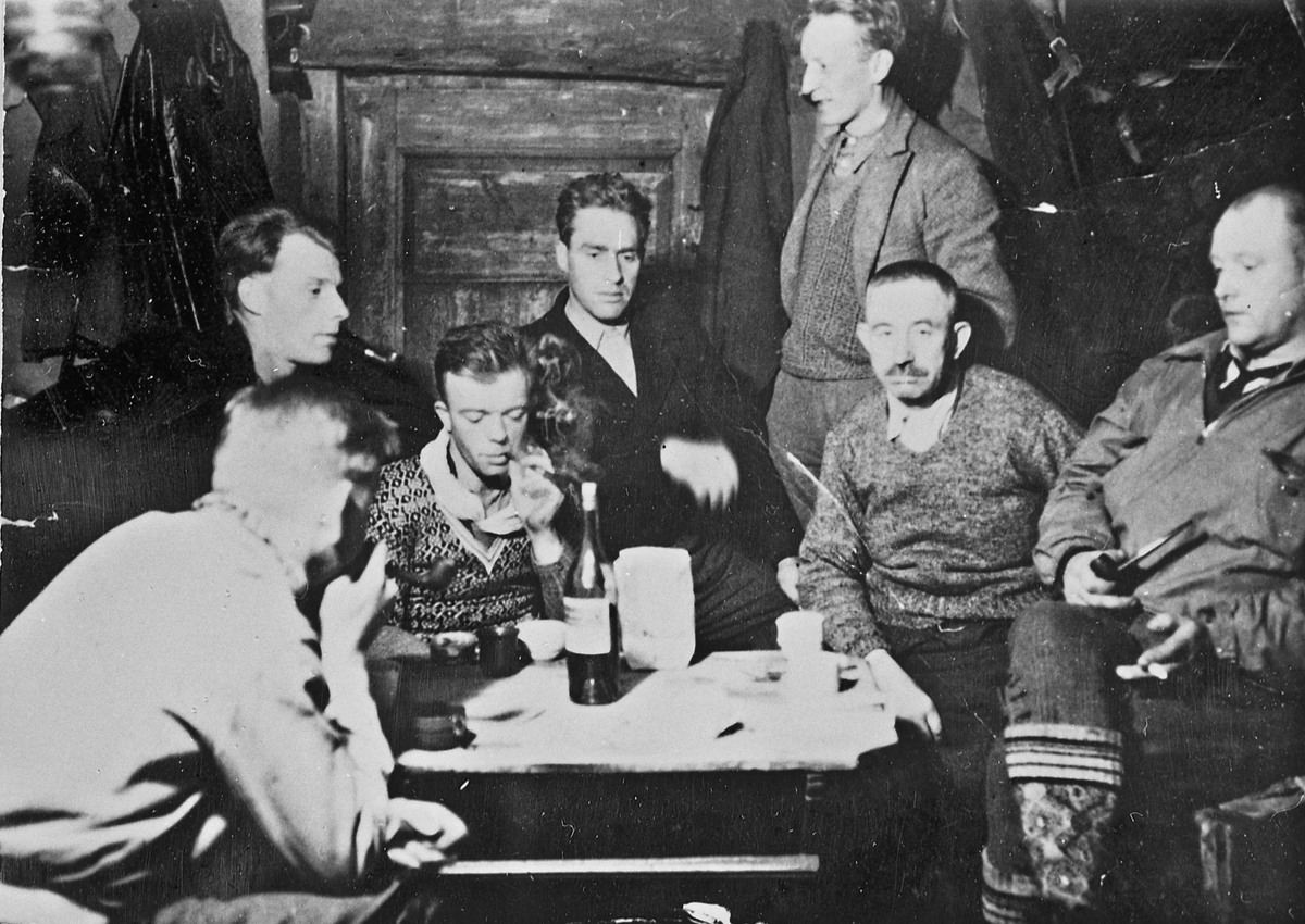 Drosjesentralen, Eidsvoll 1943.
Fra v.: X, Lars Kind, Gunnar Alm Hansen, Kolbjørn Skauerud, Lars Bry, Asbjørn Vestli, Hans Kind (”Storsmeden”).