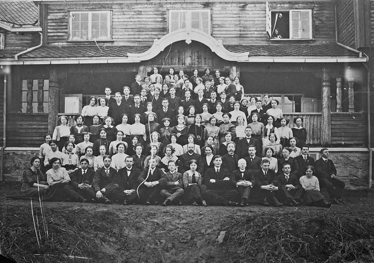 Gruppebilde. Internatet på Eidsvoll Landsgymnas. Ca. 1910-12.
Sigrid Pedersen, som står i vinduet til høyre i 2. etg., arbeidet som stuepike hos en lærer som bodde på internatet.