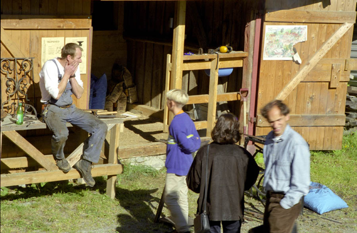 Håndverkeruke med Kulturringen på Follo museum, sept `98. Skipssmed lærling Gustav Sletsjøe. Flere mennesker rundt. 