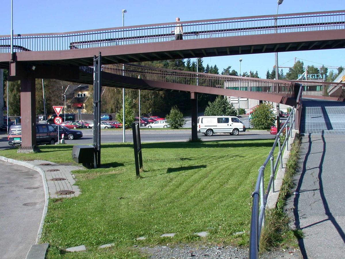 Gang- og sykkelbroen i Solheimskrysset.  Gressplen ved Esso
Fotovinkel: V