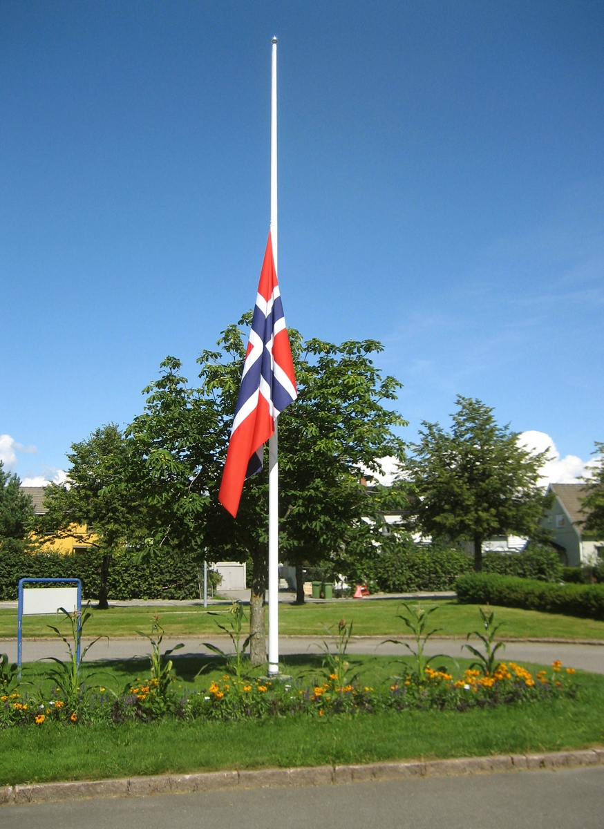 Minner etter terrorhandlingen den 22. juli 2011. Flagg på halvstang ved Skedsmo Rådhus i Lillestrøm den 29.07.11.