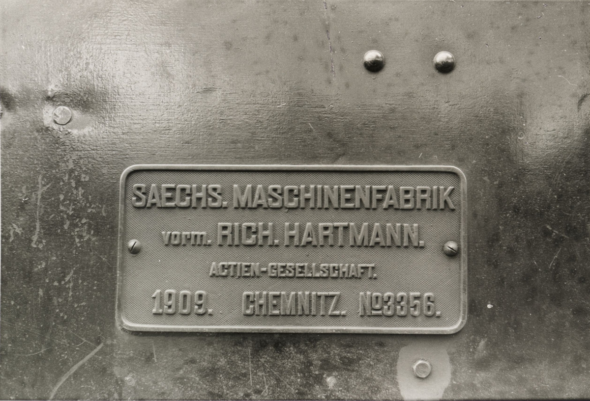 Lok 4 Setskogen - fabrikkskilt. Fabrikkskiltet har følgende tekst: SAECHS.MACHINENFABRIK vorm RICH.HARTMANN actien-gesellschaft 1909. CHEMNITZ. Nº3356