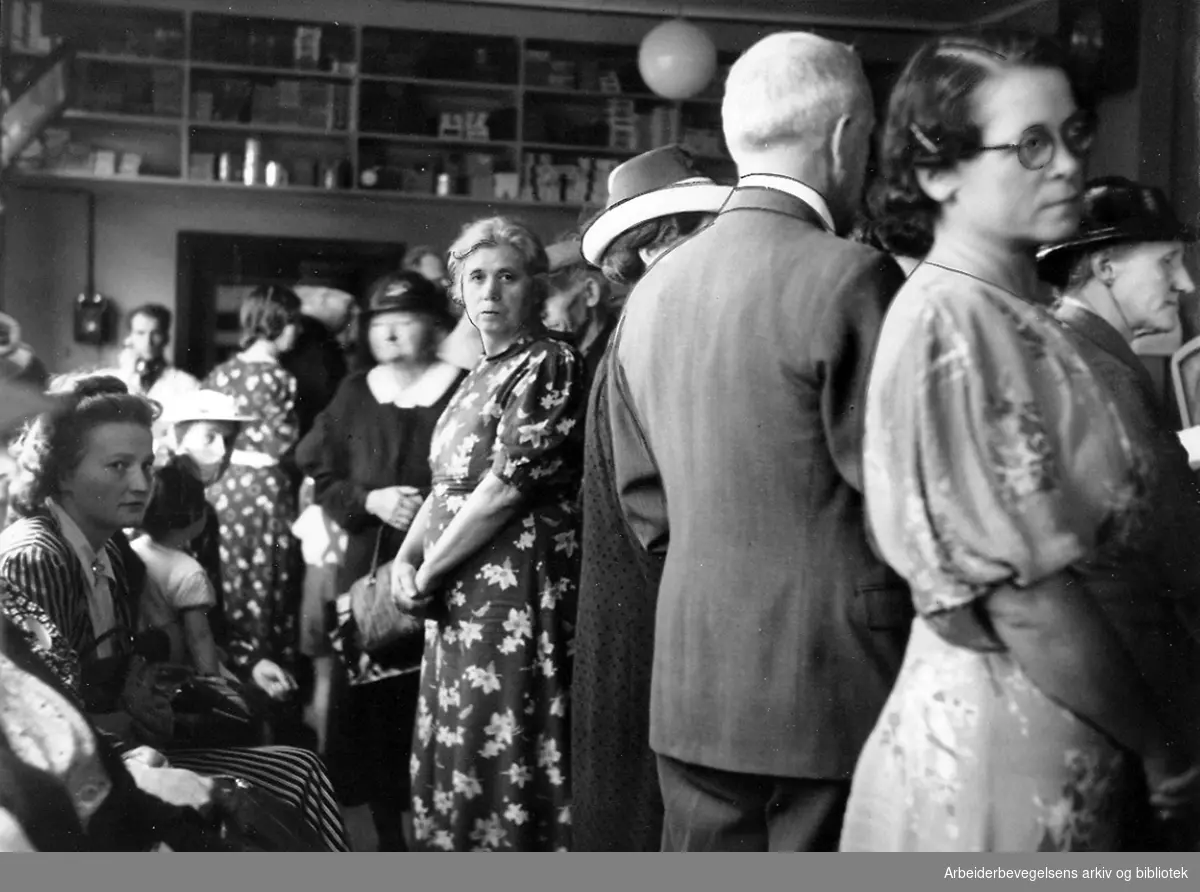 Matrasjonering, .september 1939..Husmødre i kø i matvareforrening.