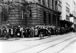 Kø til Centralteatret, .1943