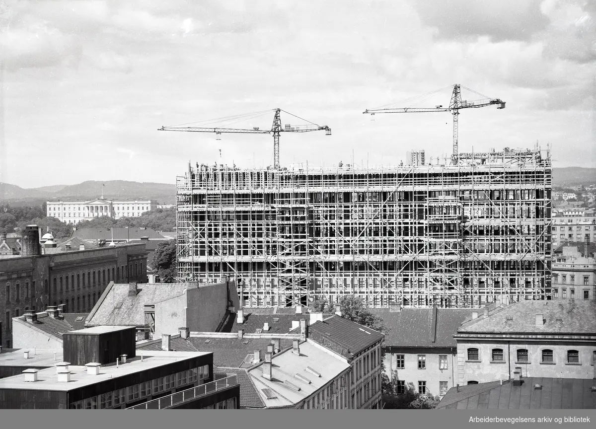 Regjeringsbygningen under bygging, er nådd til 13. etg.,.juni 1957