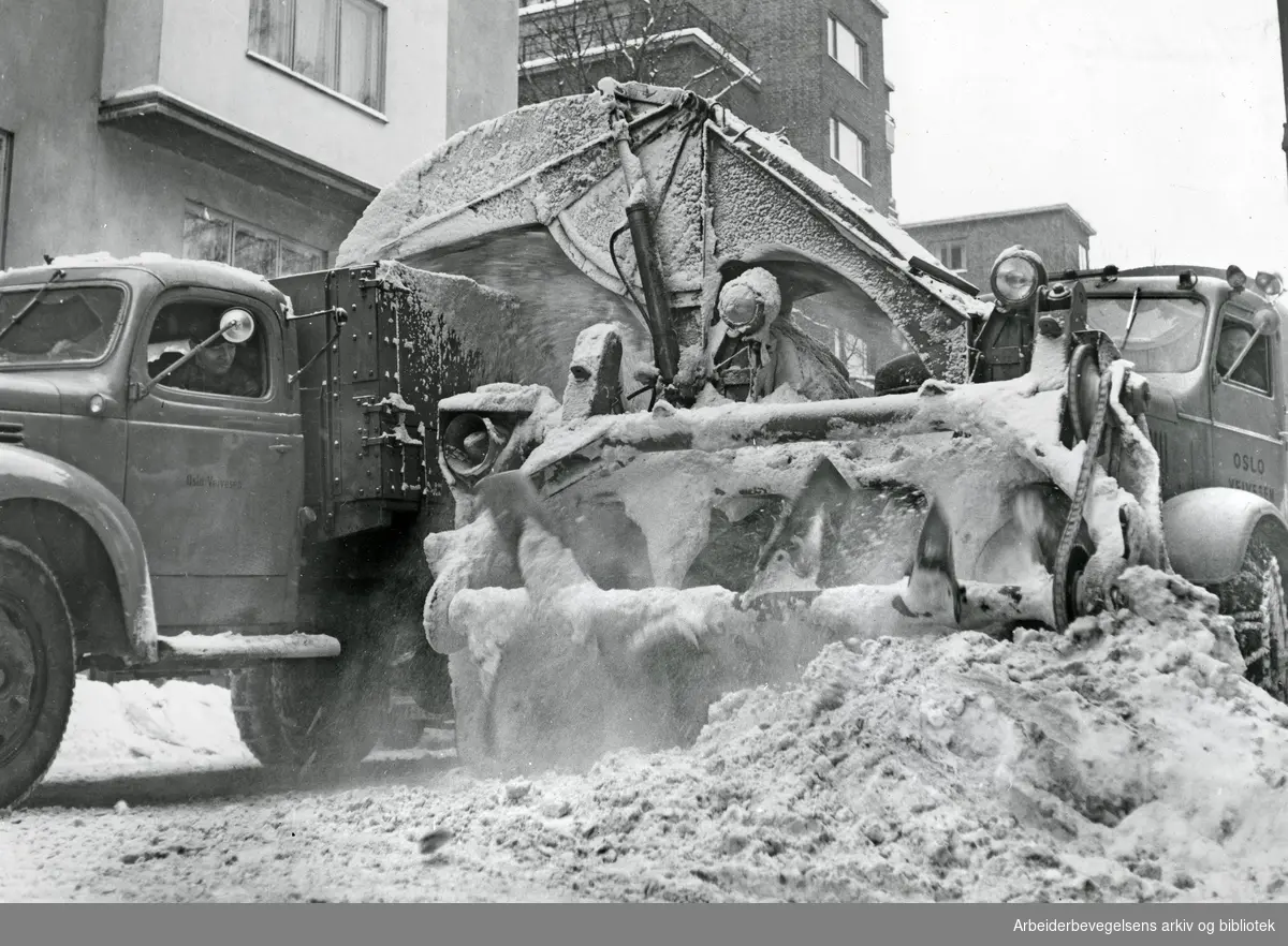 Oslo veivesen rydder snø i Industrigaten,.1950-tallet.
