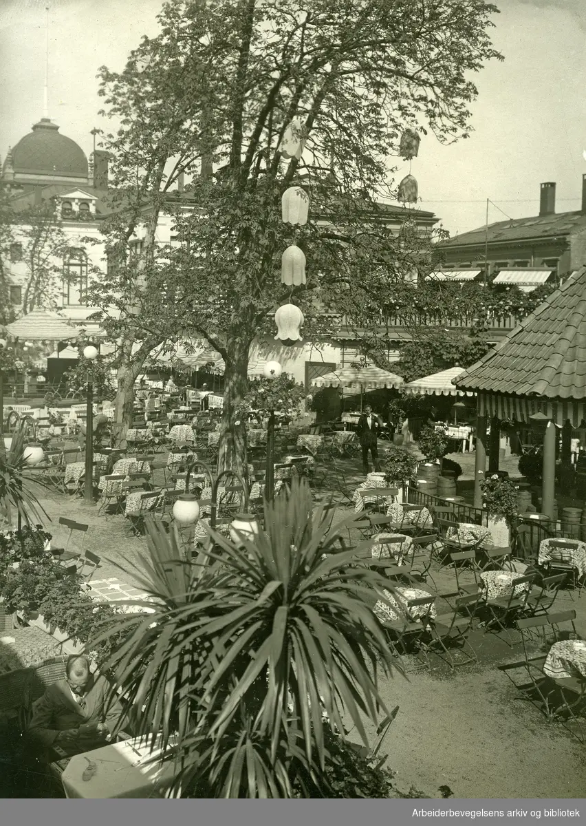 Friluftserveringen til restaurant Den Røde Mølle i Tivoli, .ca. 1930