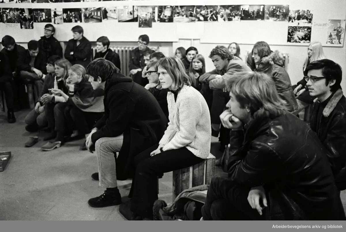 Ungdomsaksjonen "Et sted å være" - .om lag 50 ungdommer arbeider på Vaterland skole i påsken,.april 1969