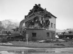 Riving av huset der hvor Nesset sparebank skal bygges.