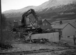 Riving av nabohuset til gården Sjølaupet gnr 27 bnr 2 eier K