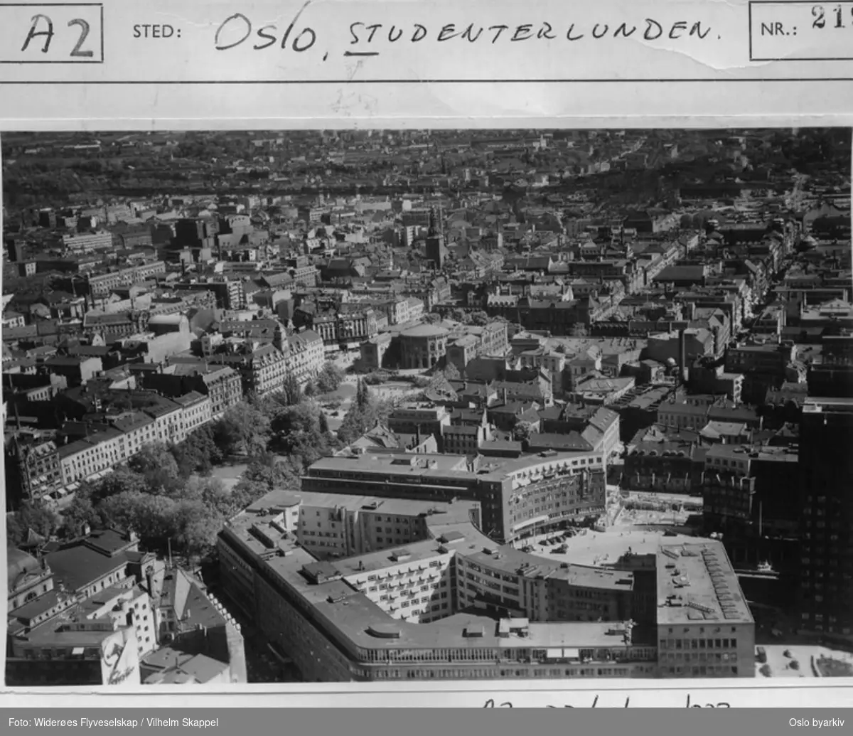 Karl Johans gate. Stortinget. Grand Hotel. Domkirken. Borggården. (Flyfoto)