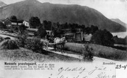 Nesset Prestegard. Vi legg merke til at den gamle løa står. 